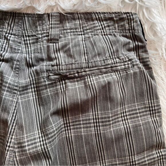 BKE Men’s Shorts Pembroke Size 34x12 Gray White Plaid Bermuda Casual Buckle - Picture 6 of 6